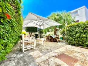 Villa vista mare con giardino e parcheggio